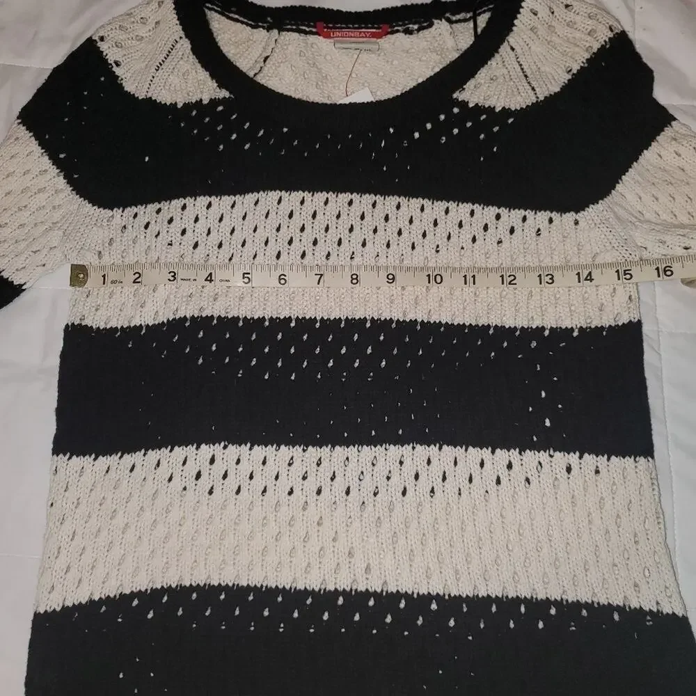 Unionbay juniors medium knit sweater. Sleeves are 3/4 length
